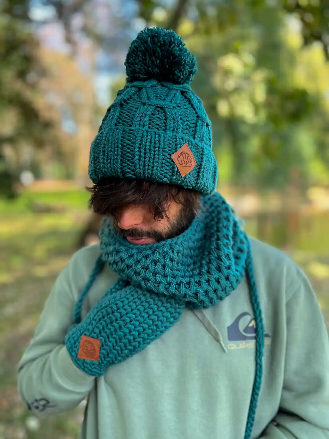 Ciepła_czapka_handmade_z_dużym_pomponem_dla_mężczyzny