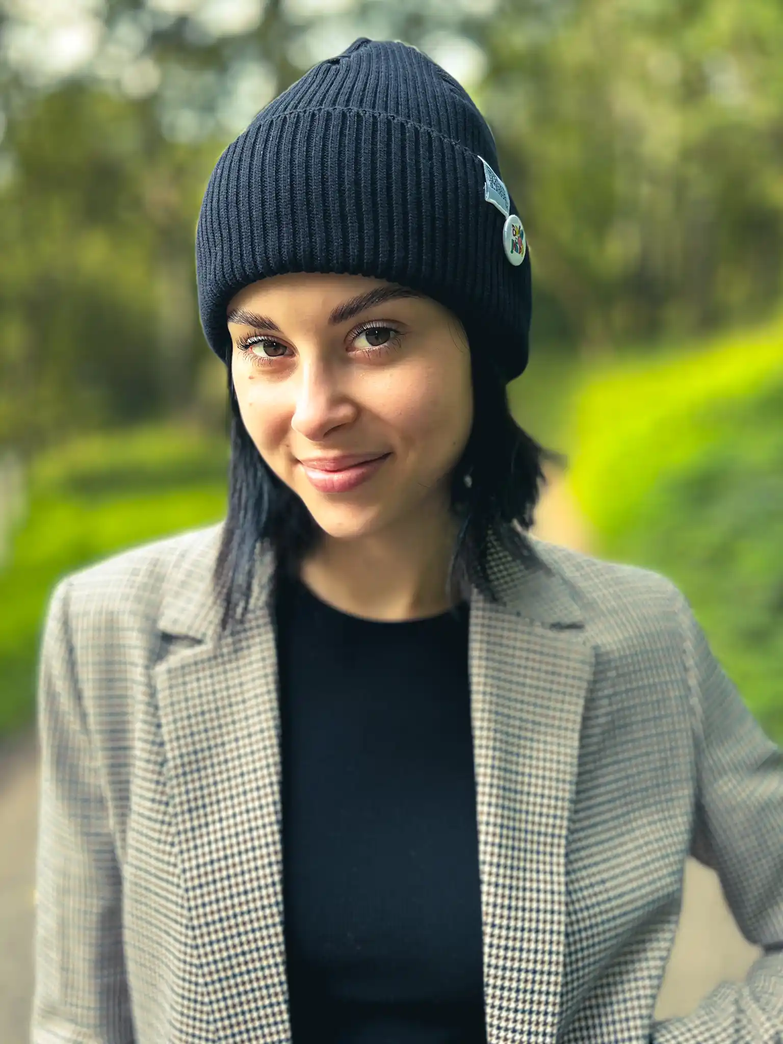 Idealna na chłodniejsze dni – czarna czapka beanie.