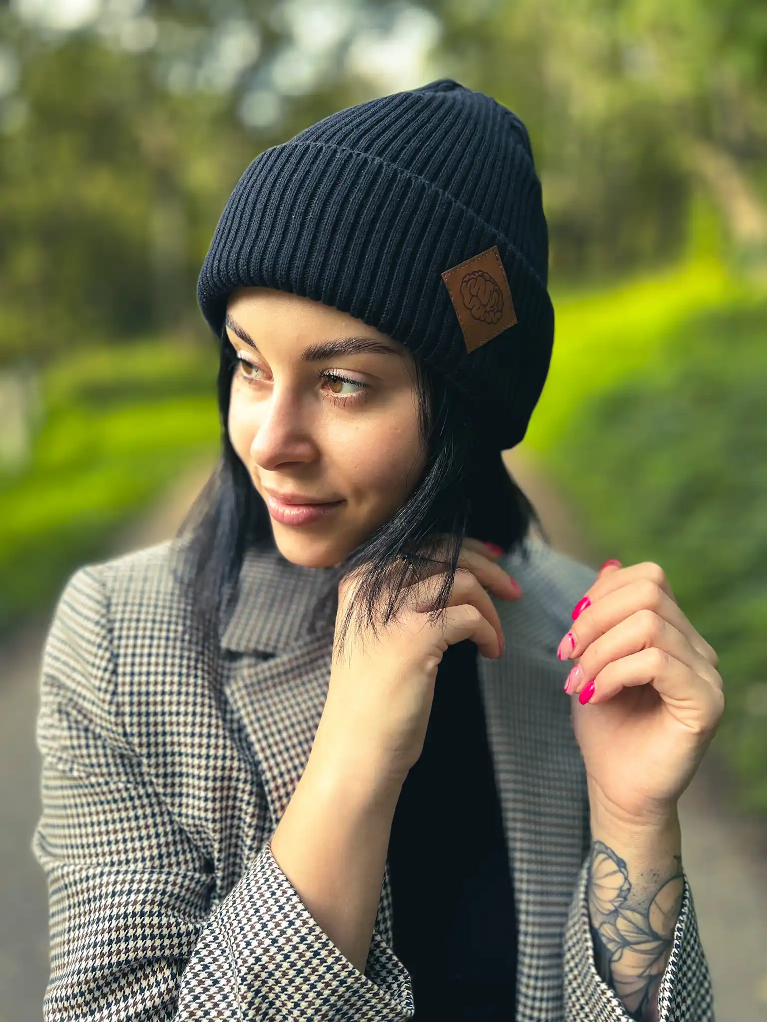 Elegancka prostota w czarnym wydaniu slouchy – czapka wiosenna.