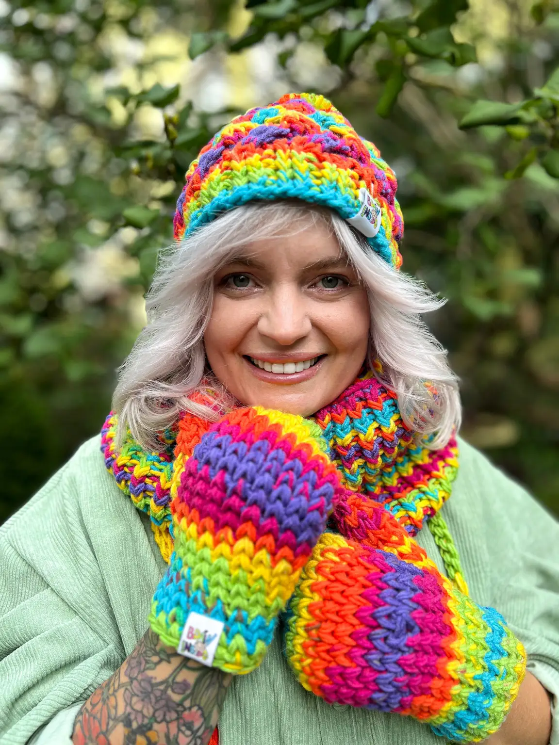 Kolorowa czapka na drutach – zimowy must-have