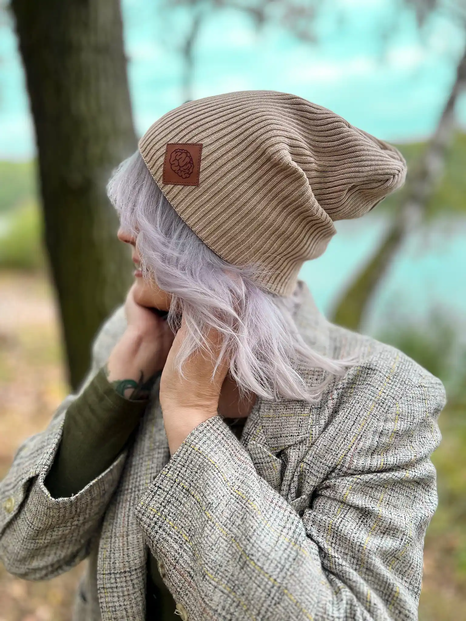 bezowa czapka slouchy na zime