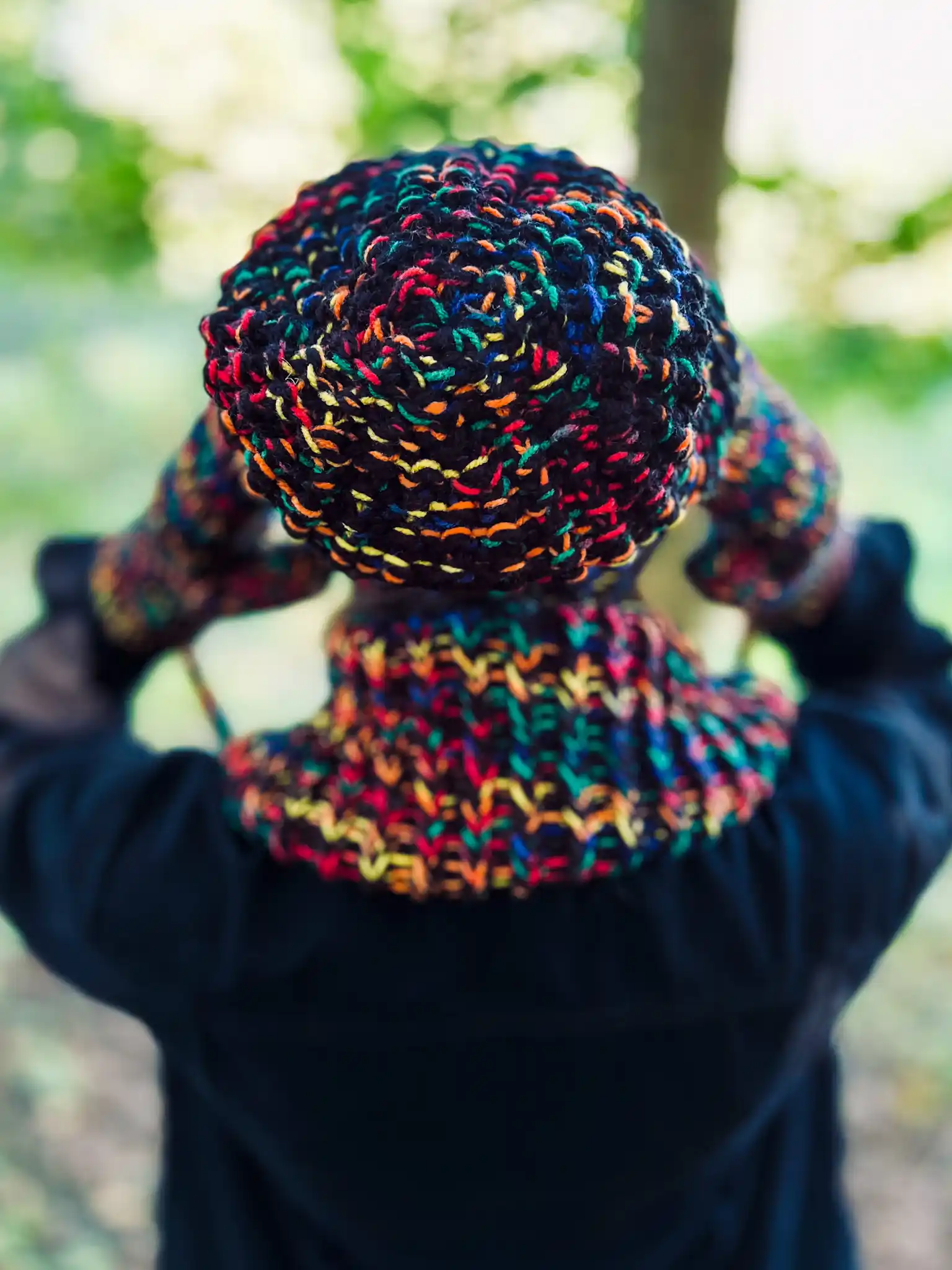 ciemna czapka handmade bez pomponem