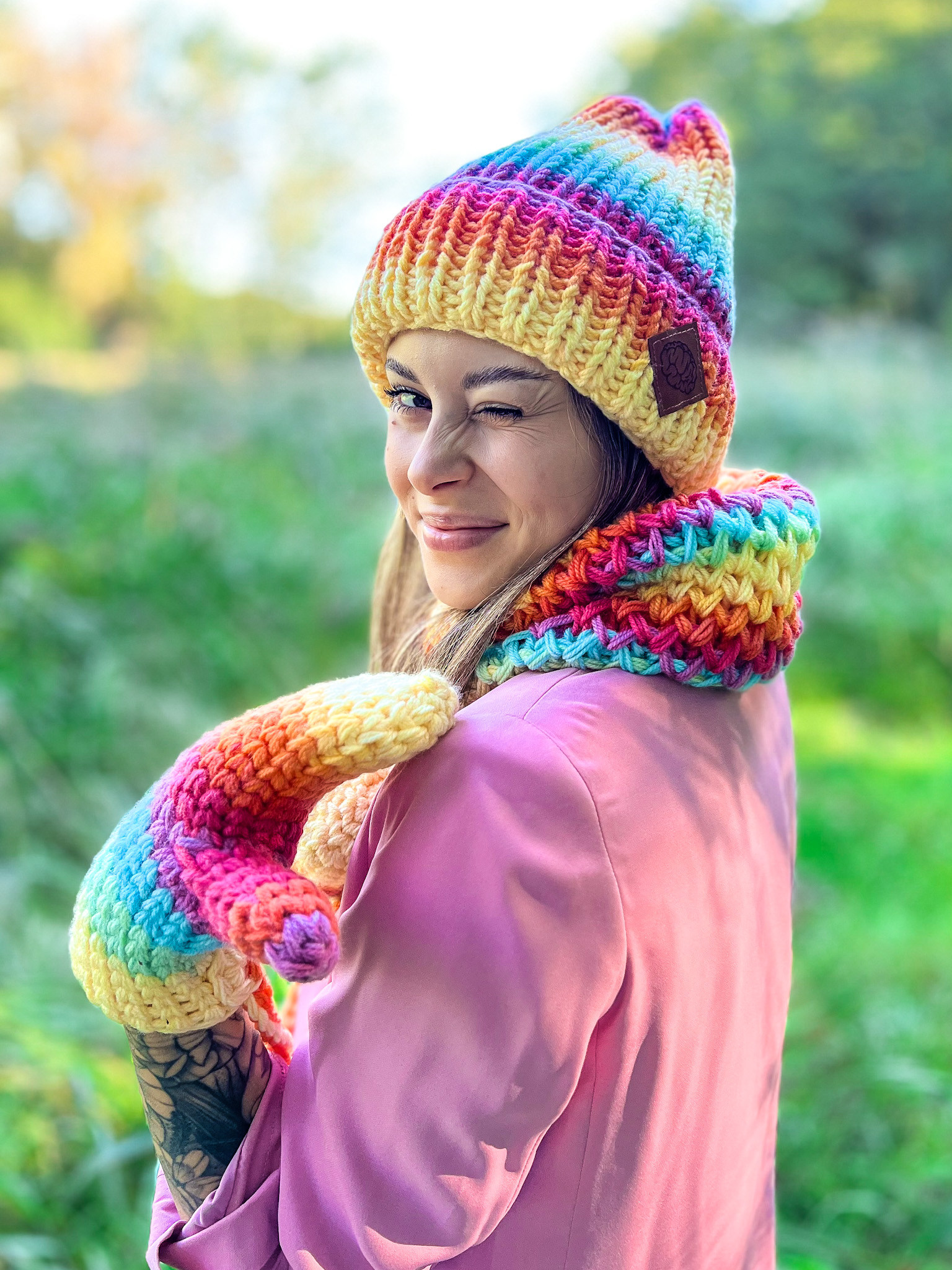 Kolorowe rękawiczki handmade ze sznureczkiem ,,Cieniowane cytrusy" - obrazek 3