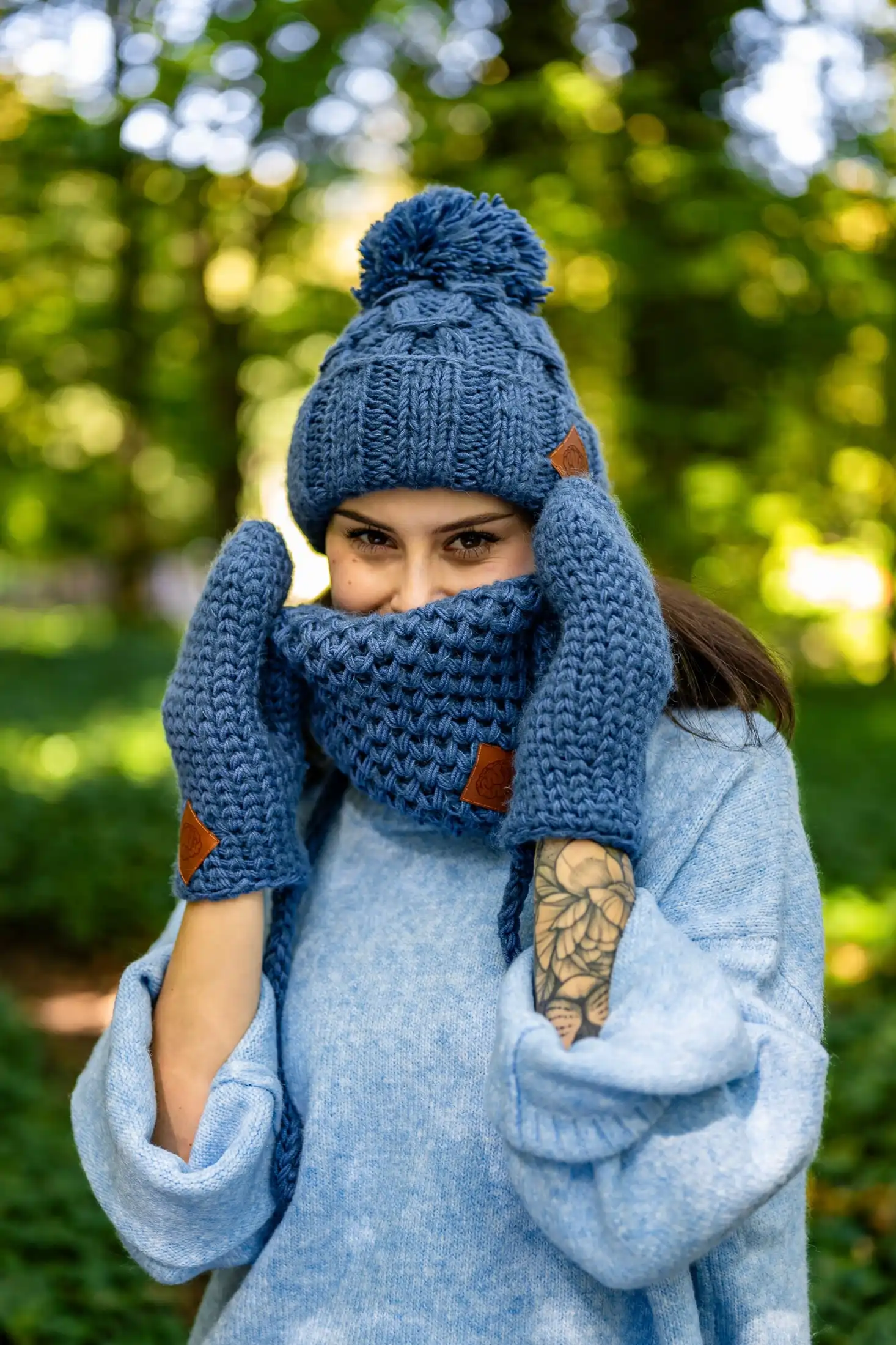 czapka merino z duzym pomponem niebieska