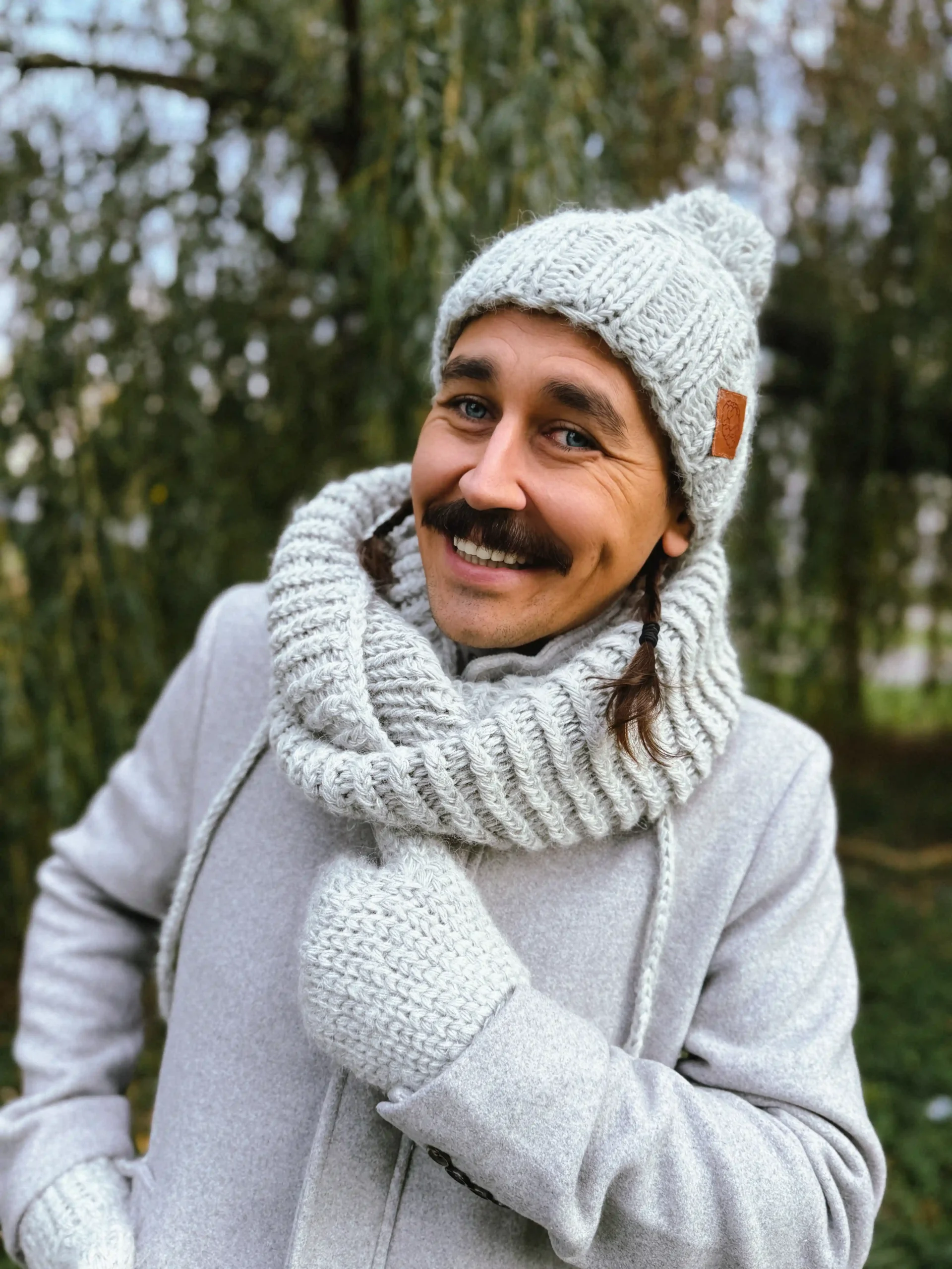 czapka męska szara z pomponem