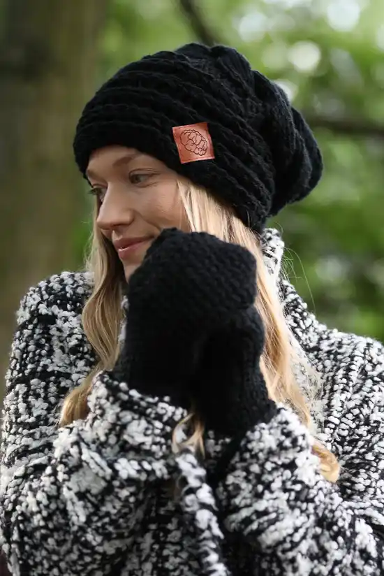 czarna czapka oversize merino