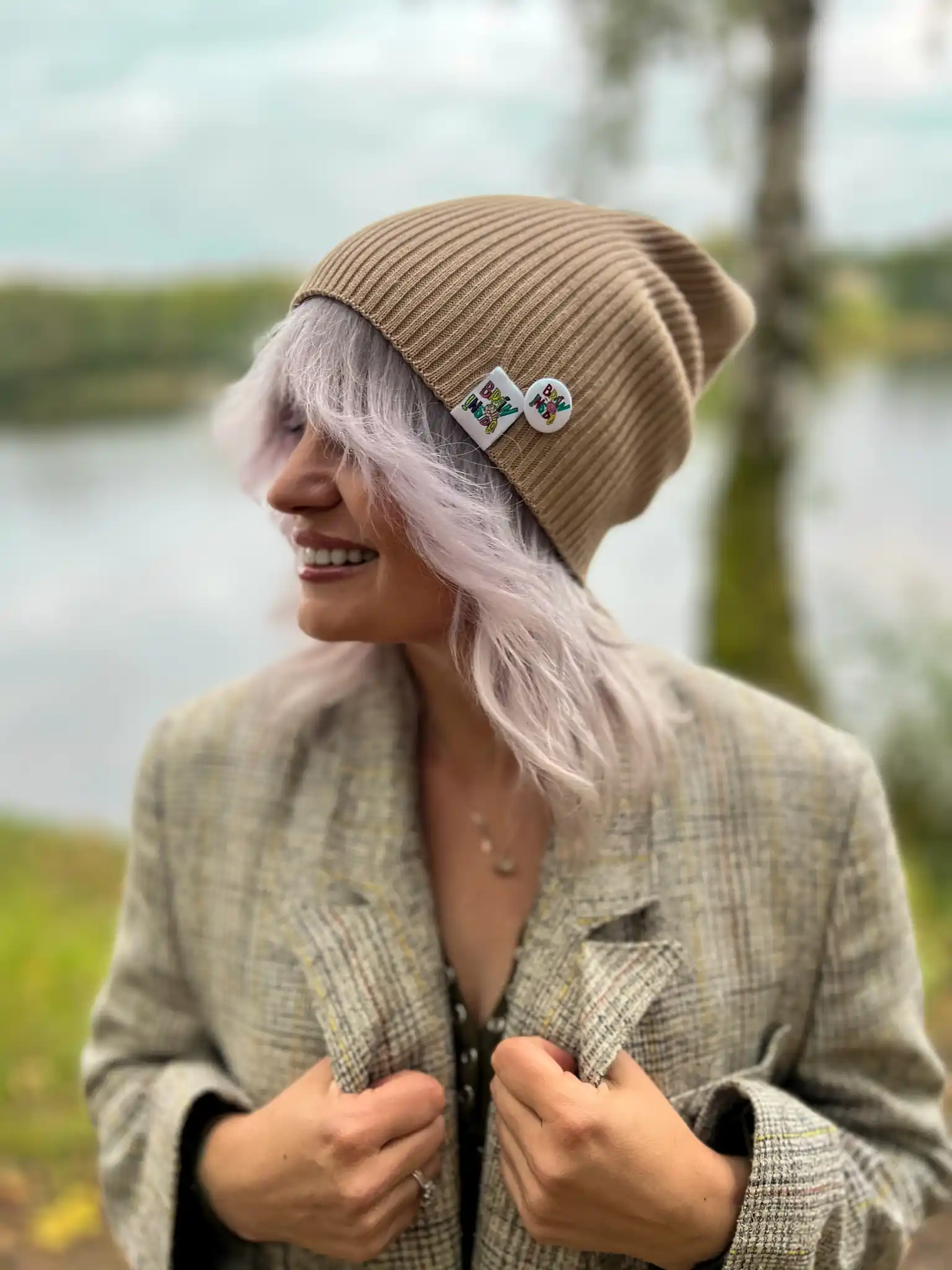 jasna czapka bawelniana slouchy