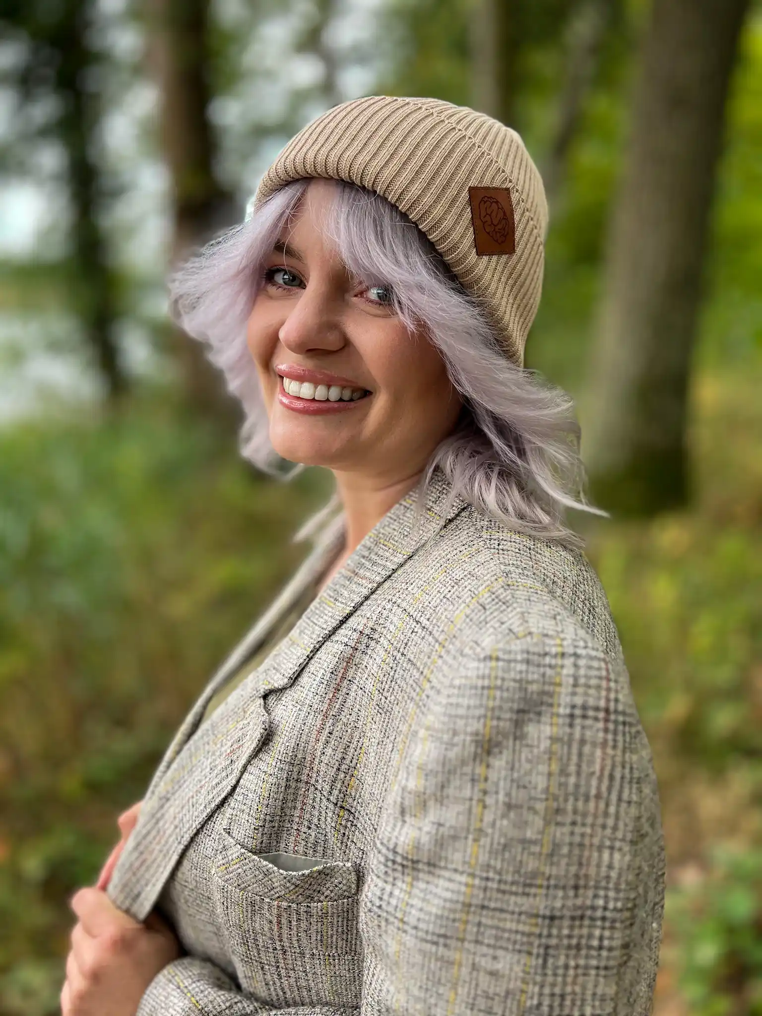 krotka bezowa czapka jesienna