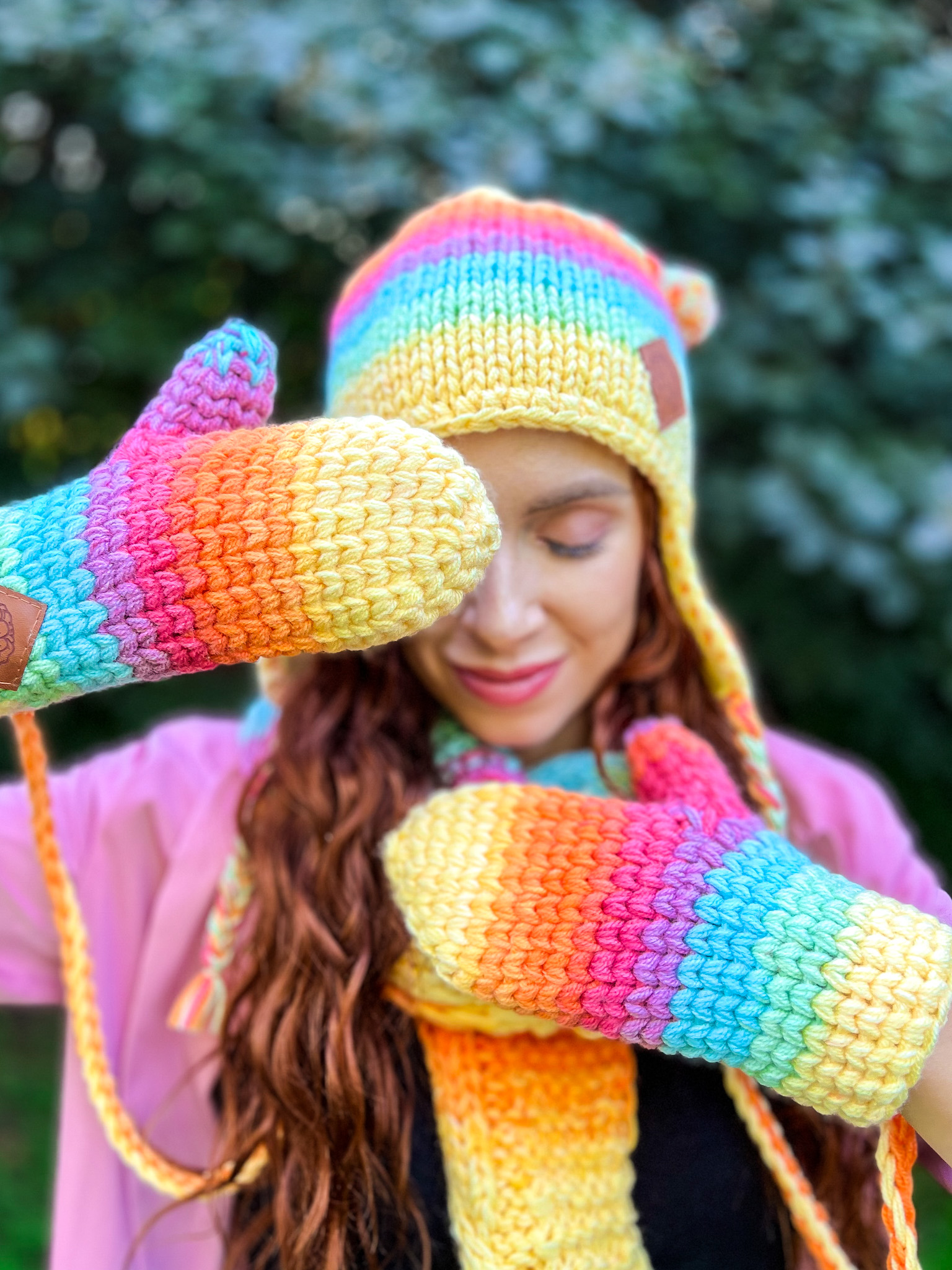 Kolorowe rękawiczki handmade ze sznureczkiem ,,Cieniowane cytrusy" - obrazek 5