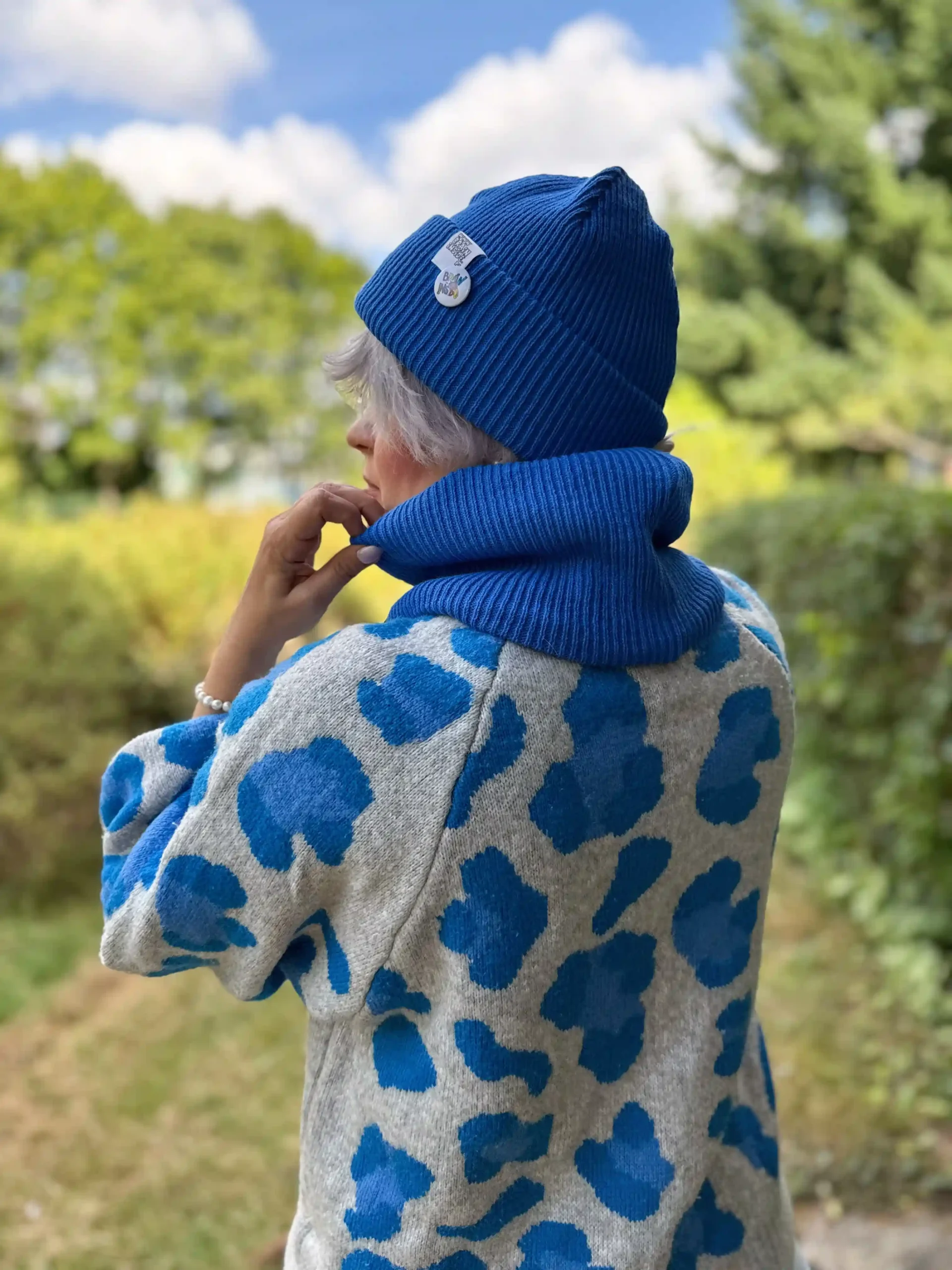 niebieska czapka beanie