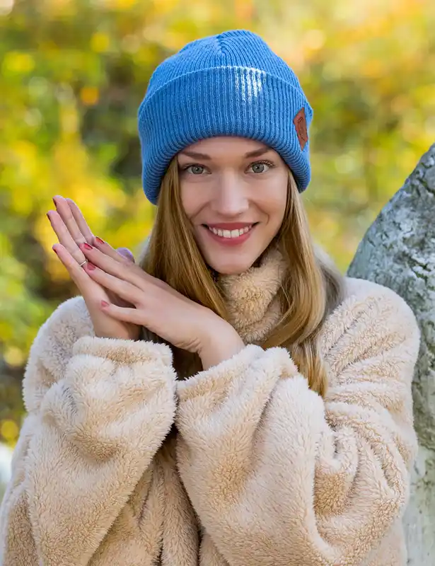 niebieska-czapka-beanie-wywijana-brain-inside2