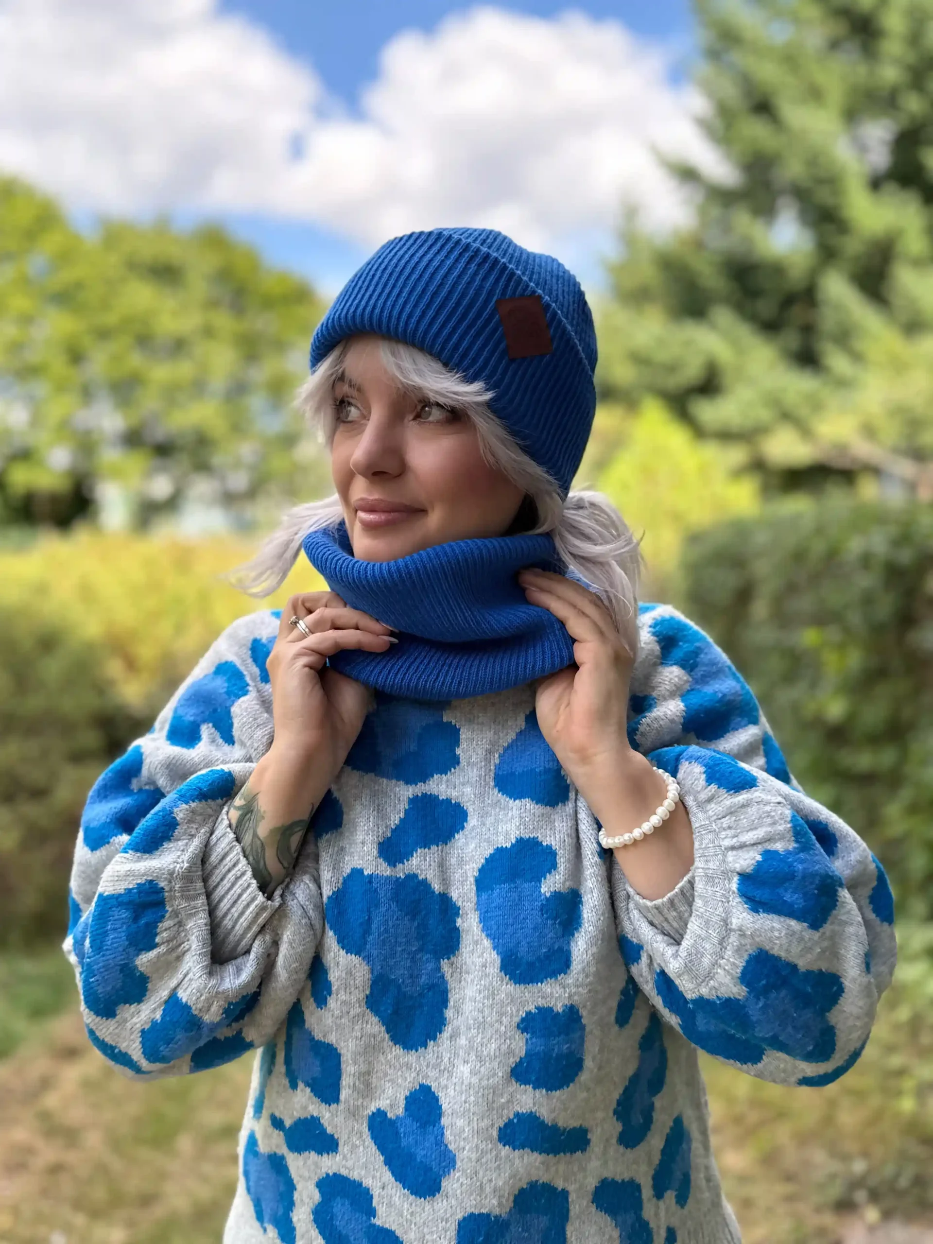 niebieska czapka jesienna