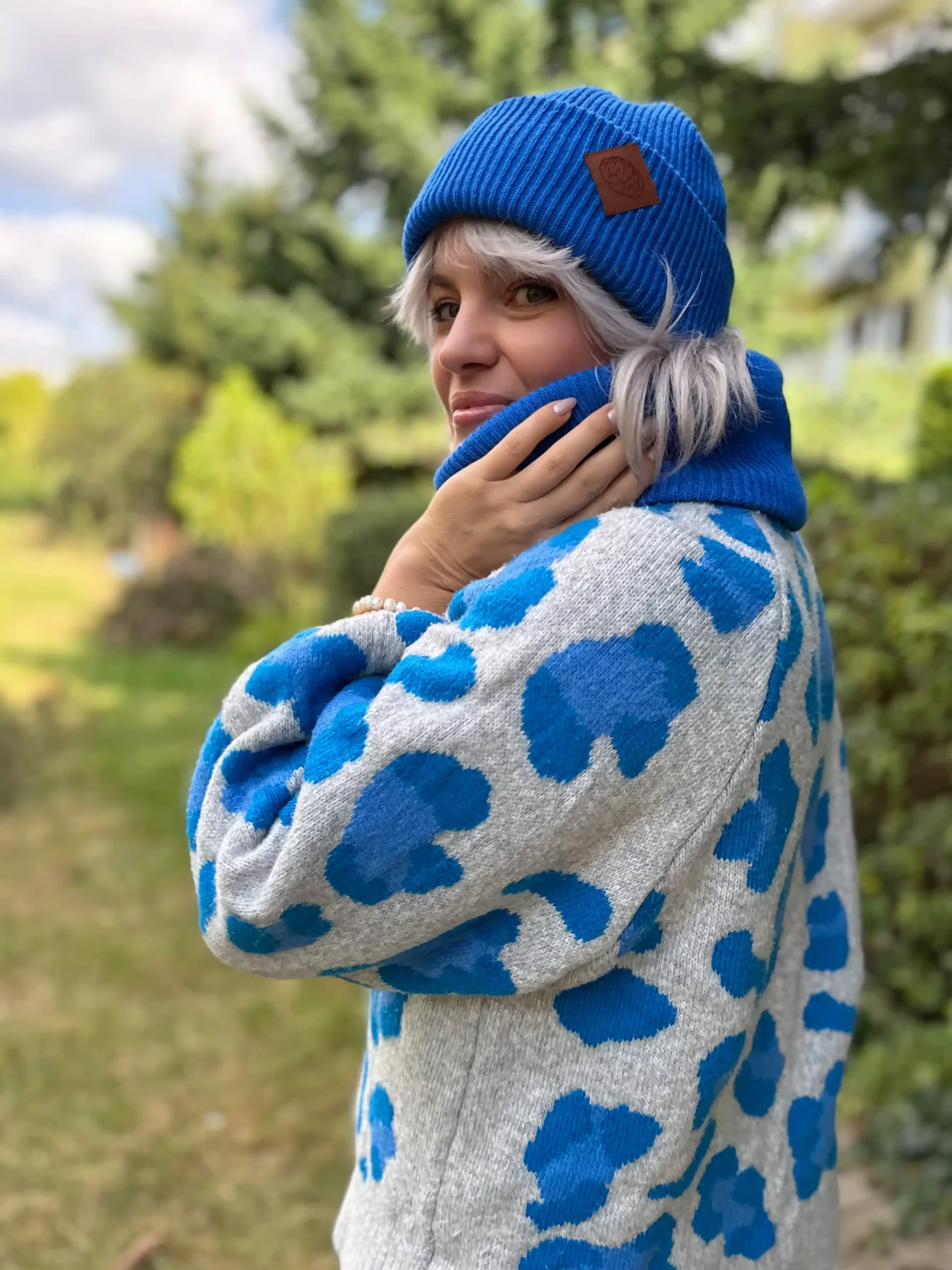 niebieska czapka na zimę