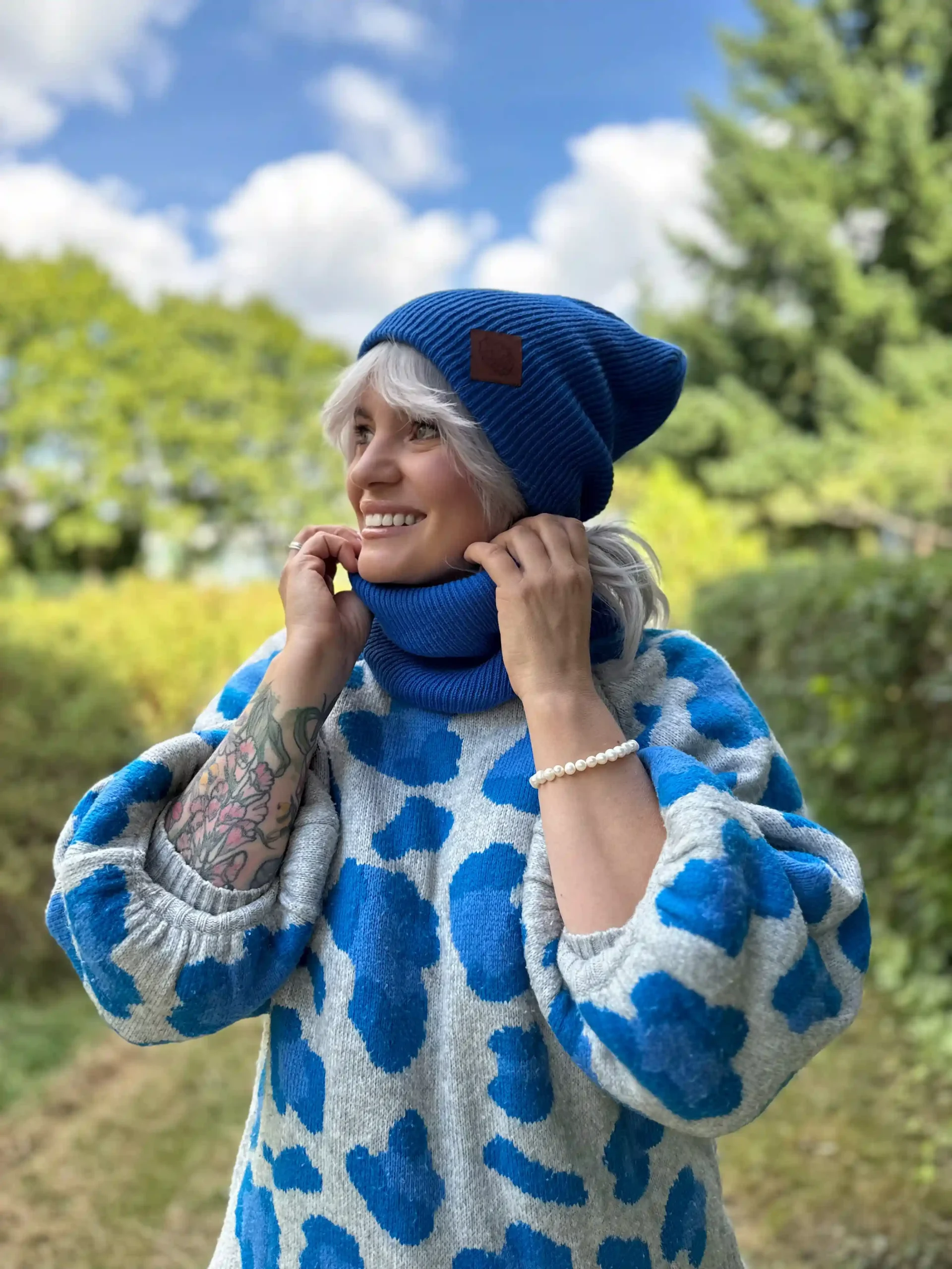 niebieska czapka zimowa