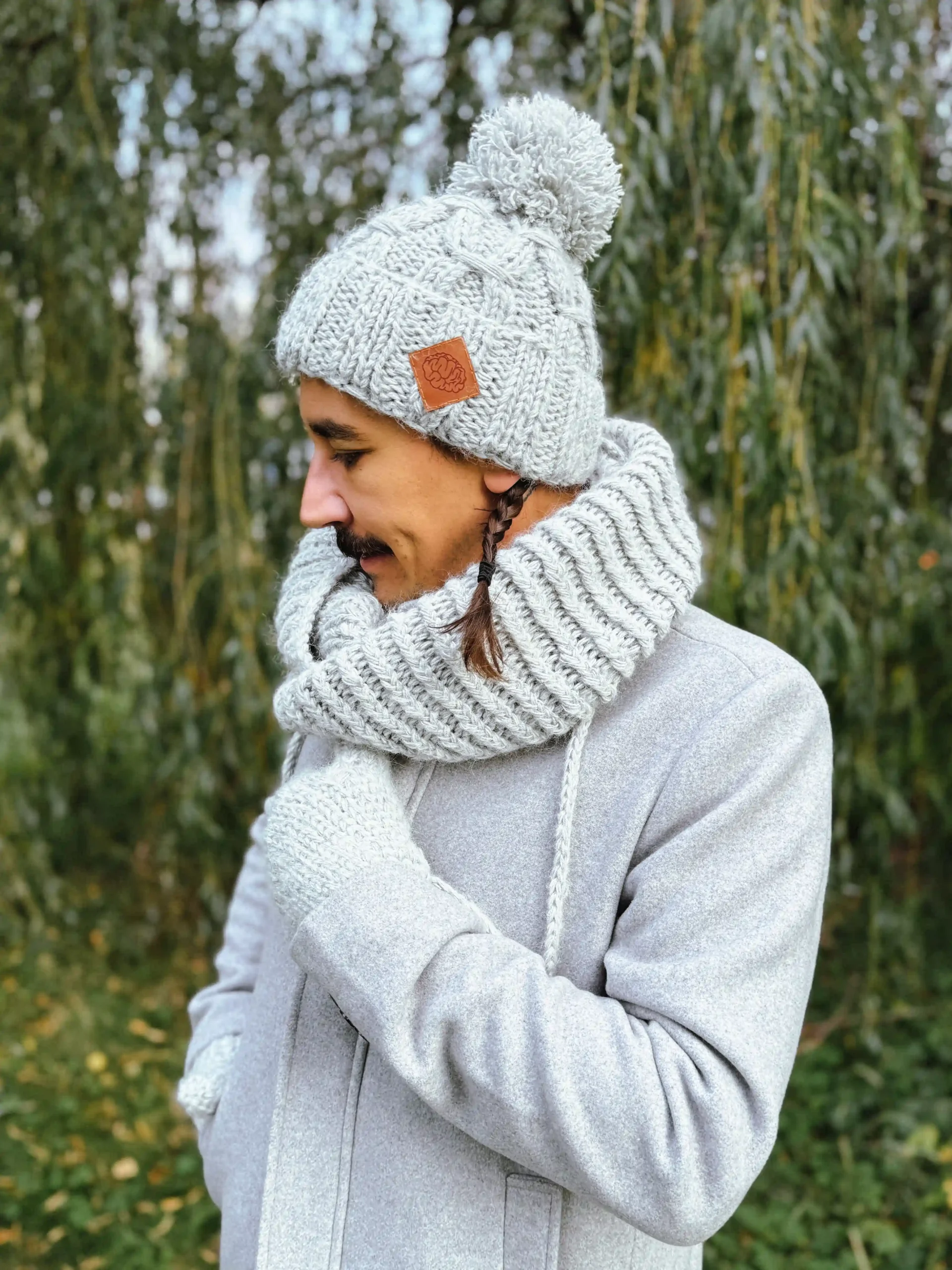 szara czapka z pomponem