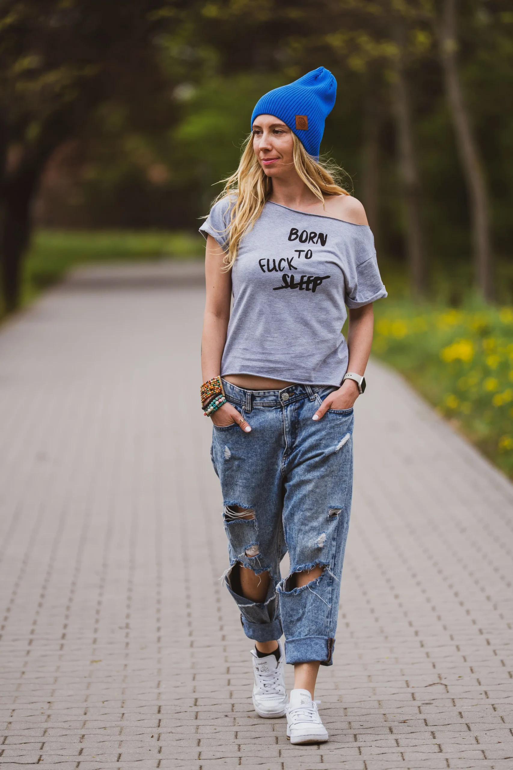 szara koszulka oversize z napisem