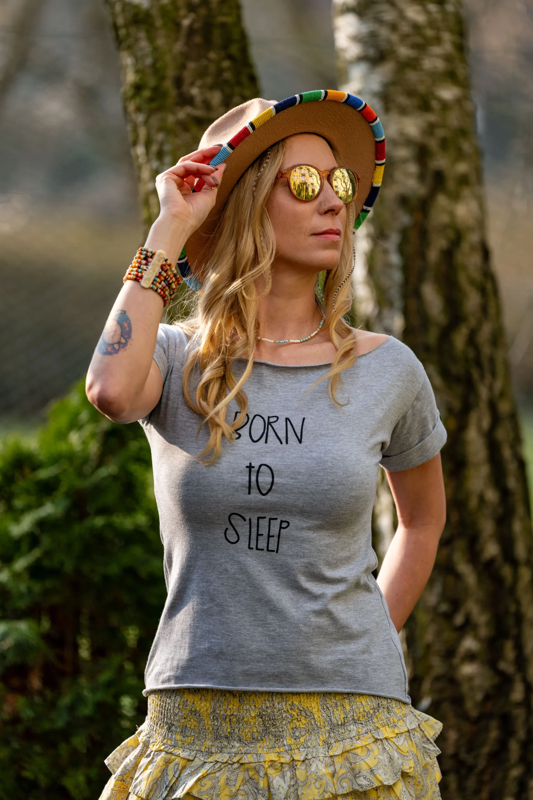 szary t-shirt z nadukiem