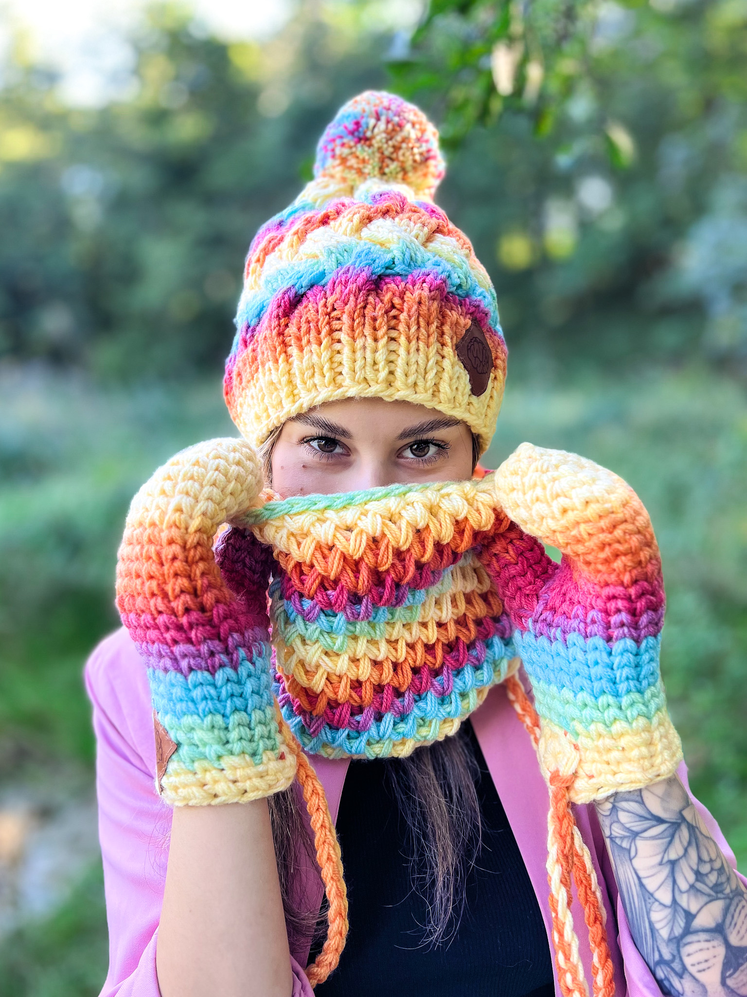 Kolorowe rękawiczki handmade ze sznureczkiem ,,Cieniowane cytrusy" - obrazek 6