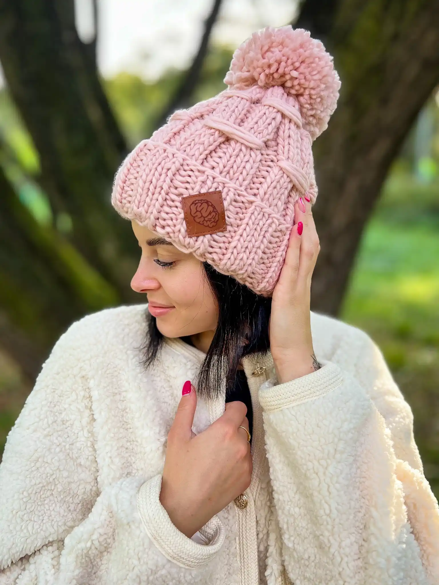 wełniana czapka handmade z dużym pomponem