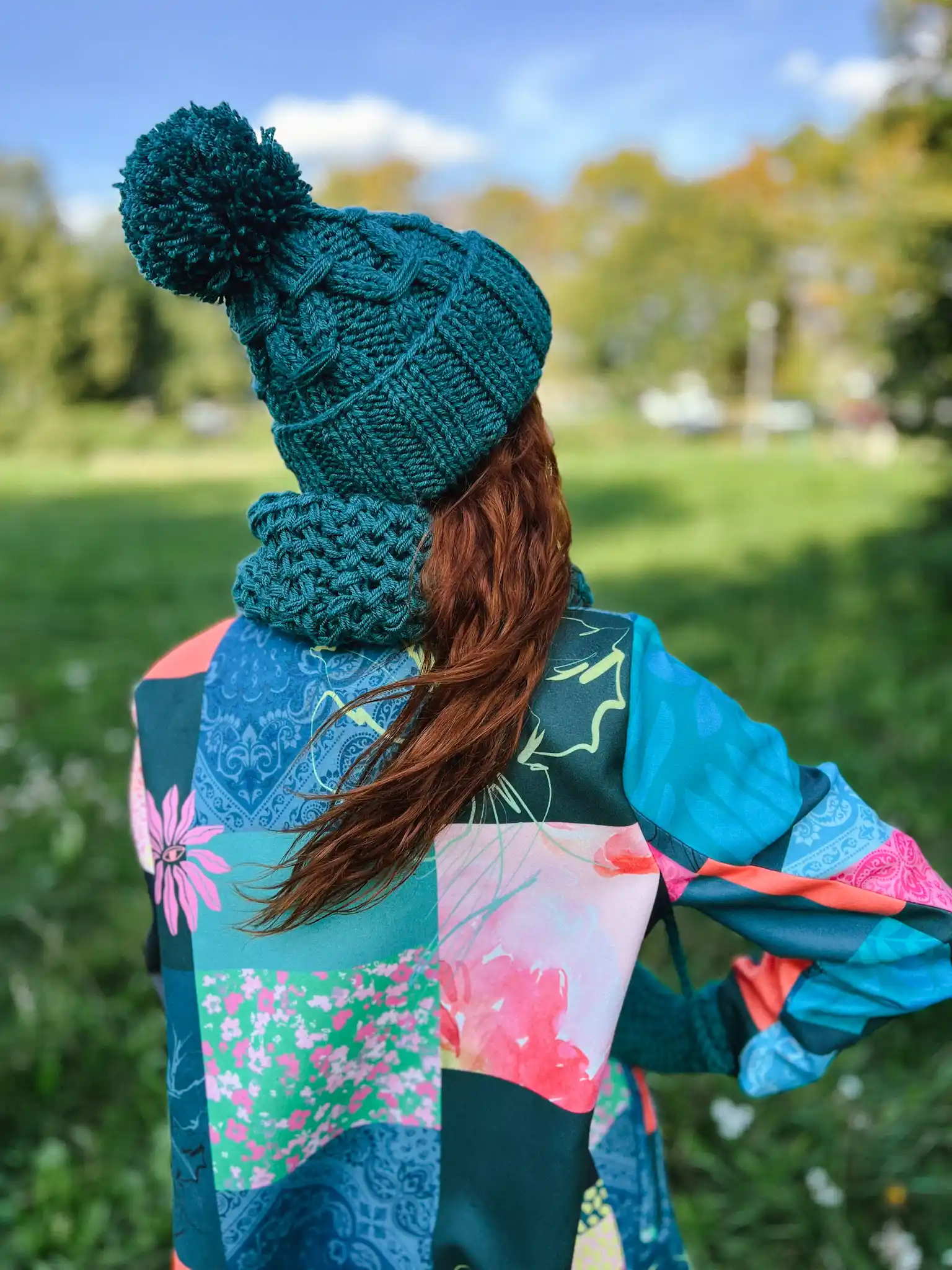 zielona czapka handmade z duzym pomponem
